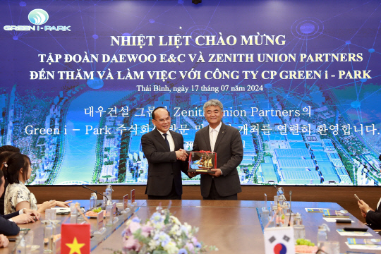 정원주 대우건설 회장(오른쪽)이 지난 7월 베트남  현지업체인 그린아이파크 응우옌 밍 흥 회장을 만나 끼엔장신도시 개발을 위한 현안을 논의했다. [대우건설 제공]